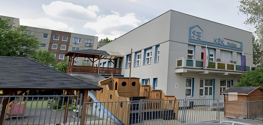 Lövés érte a solymári óvodát: egy csoportszobába csapódott a lövedék