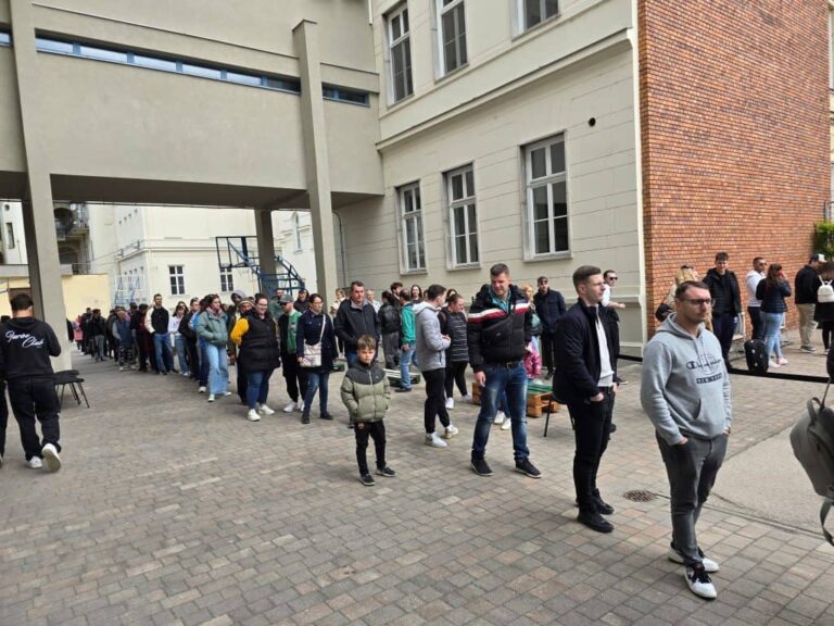 Megjöttek a 13 órás részvételi adatok: már 54,14 százaléknál jár az ország, történelmi rekord felé tart a választás