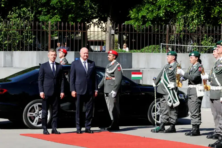 Magyar Péter és miniszterei megérkeztek Bécsbe: katonai tiszteletadással fogadták az osztrák kancellárnál