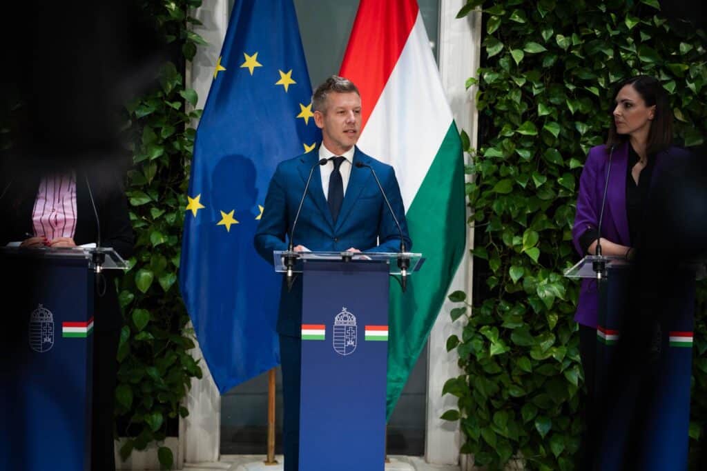 Magyar Péter rendkívüli sajtótájékoztatón hozza nyilvánosságra a kegyelmi ügy dossziéját
