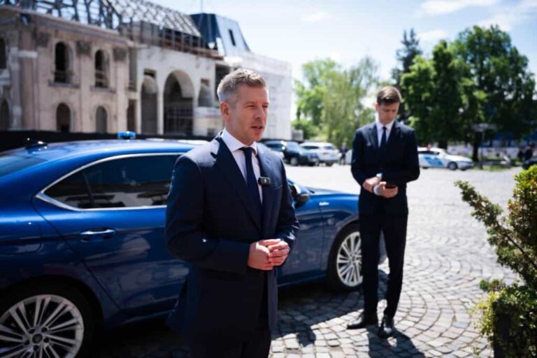 Magyar Péter nem költözik kormányzati rezidenciába: marad a budai otthonában, és a kék Škodát használja tovább