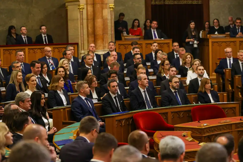 Parlament előtt a képviselői fizetések radikális csökkentése: a Tisza már júliustól új szabályokat vezetne be