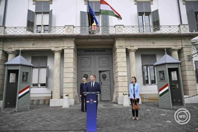 Magyar Péter a Sándor-palotánál jelentette be: Alaptörvény-módosítással rendeznék Sulyok Tamás ügyét