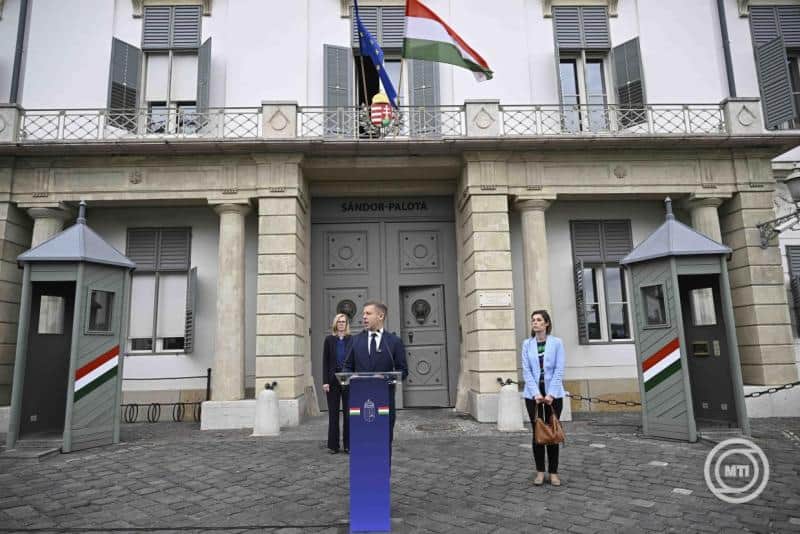 Magyar Péter a Sándor-palotánál jelentette be: Alaptörvény-módosítással rendeznék Sulyok Tamás ügyét